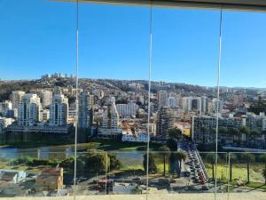 een uitzicht op de stad vanuit een gebouw bij Hermoso departamento en Viña del Mar/Casino in Viña del Mar