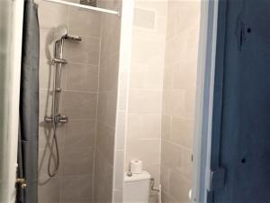 Fotografia z galérie ubytovania APPARTEMENT ENTIER A PARIS PROCHE PLACE VOLTAIRE. v Paríži