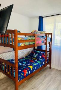 1 dormitorio con 2 literas en una habitación en Departamento Playa Bellavista, estacionamiento privado, vista al mar, 2 dormitorios 3 camas en Tomé