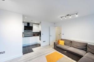 sala de estar con sofá y cocina en Modern Central 2bed 2bath Stratford Apt en Londres