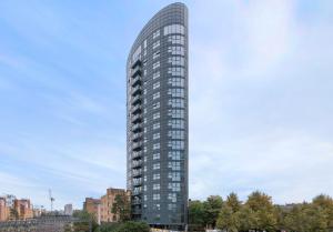 un edificio alto de cristal en una ciudad en Modern Central 2bed 2bath Stratford Apt en Londres