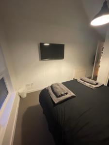 מיטה או מיטות בחדר ב-Duntocher village flat