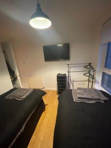 Televízia a/alebo spoločenská miestnosť v ubytovaní Duntocher village flat
