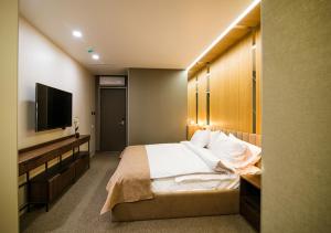 Postel nebo postele na pokoji v ubytování Cartez Hotel