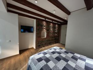 um quarto com uma cama e uma parede de tijolos em Apartment N5 Old Tbilisi em Tbilisi