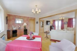een woonkamer met een roze tafel en een bank bij Heron House in Haverigg