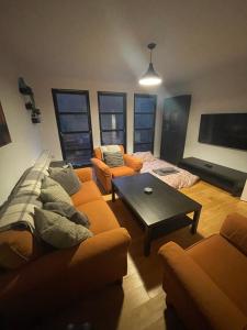 sala de estar con sofá y mesa de centro en Duntocher village flat, en Clydebank