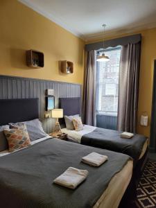 um quarto de hotel com duas camas e uma janela em The Residence - NO 57 em Edimburgo