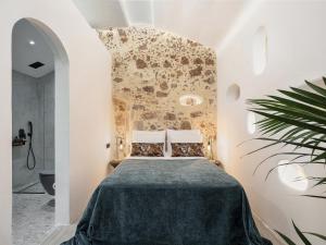 Ένα ή περισσότερα κρεβάτια σε δωμάτιο στο Malmáki, a street view apartment