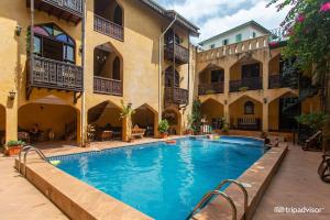 - une piscine au milieu d'un bâtiment dans l'établissement Mizingani Seafront Hotel, à Zanzibar City