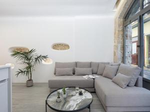 Χώρος καθιστικού στο Malmáki, a street view apartment