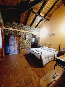 A bed or beds in a room at Agriturismo Le Grotte