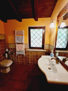 La salle de bains est pourvue d'un lavabo, de toilettes et d'une fenêtre. dans l'établissement Agriturismo Le Grotte, à Nemi