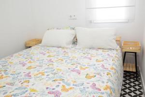 A bed or beds in a room at Encantador apartamento reformado en Tetuán by beBalmy