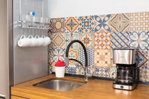 A kitchen or kitchenette at Encantador apartamento reformado en Tetuán by beBalmy