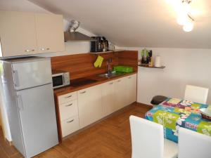 Kuchyň nebo kuchyňský kout v ubytování Apartments JASMINKA