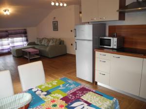 Kuchyň nebo kuchyňský kout v ubytování Apartments JASMINKA