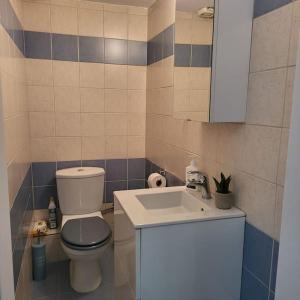 A bathroom at BEAUTIFUL APARTMENT IN VERIA