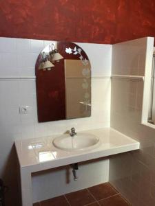 y baño con lavabo y espejo. en GBH Casa Quintana, en La Oliva