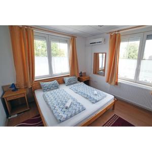 Letto o letti in una camera di Balaton Vendégház Fonyód
