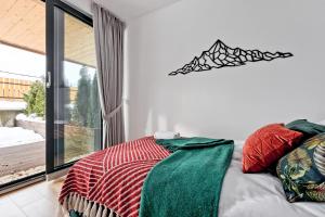 Łóżko lub łóżka w pokoju w obiekcie Apartament Morskie Oko Odkryj Zakopane