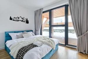 sypialnia z dużym łóżkiem i dużym oknem w obiekcie Apartament Morskie Oko Odkryj Zakopane w Zakopanem +37 zdjęć