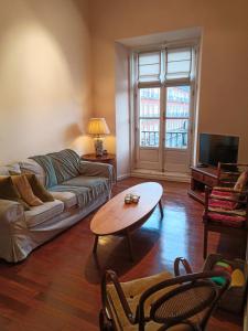 ein Wohnzimmer mit einem Sofa und einem Tisch in der Unterkunft Charming view Plaza Mayor in Madrid