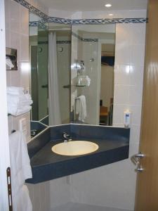 Um banheiro em Holiday Inn Express Geneva Airport by IHG