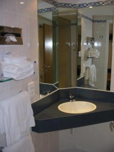 Um banheiro em Holiday Inn Express Geneva Airport by IHG