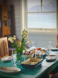 - une table avec une assiette de nourriture et des verres à vin dans l'établissement 3ART recreation, à Tromsø