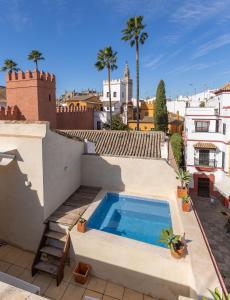 een zwembad op het dak van een huis bij Alcazar Pool Villa by Valcambre in Sevilla