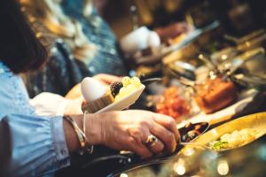 Makanan di atau berdekatan hotel