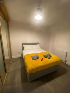 a bedroom with a bed with two stuffed animals on it at Splendid Stays by Citybricks in Kent