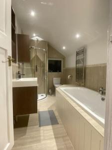 Ванна кімната в Splendid Stays by Citybricks