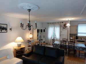 un soggiorno con divano e una sala da pranzo di maison individuel proche des châteaux et Amboise avec jardin clos a Pocé-sur-Cisse