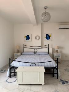 1 dormitorio con 1 cama y 2 mesitas de noche en The RoofPort, en San Felice Circeo