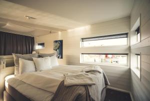 um quarto com uma cama grande e uma janela em Salt & Sill em Klädesholmen
