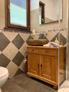 a bathroom with a sink and a toilet and a mirror at Räuberlager 15 in Dammbach