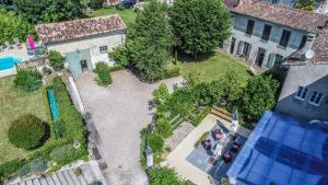 an aerial view of a house with a swimming pool at Les Tuileries de Chanteloup in La Roche-Chalais