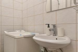 Koupelna v ubytování Beautiful 1BR & 1LR Apartment - Perfect for Longstays