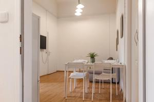 TV a/nebo společenská místnost v ubytování Beautiful 1BR & 1LR Apartment - Perfect for Longstays