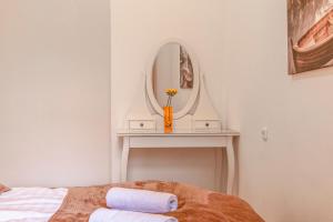 Postel nebo postele na pokoji v ubytování Beautiful 1BR & 1LR Apartment - Perfect for Longstays