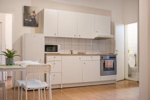 Kuchyň nebo kuchyňský kout v ubytování Beautiful 1BR & 1LR Apartment - Perfect for Longstays
