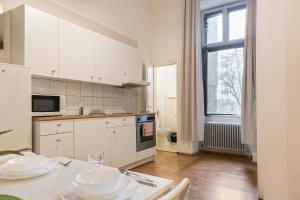 Kitchen o kitchenette sa Beautiful 1BR Apartment - Perfect for Longstays