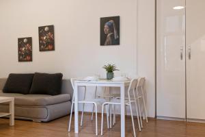 Posezení v ubytování Beautiful 1BR & 1LR Apartment - Perfect for Longstays