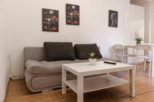 Posezení v ubytování Beautiful 1BR & 1LR Apartment - Perfect for Longstays
