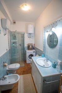 A bathroom at La Casa di Orimari