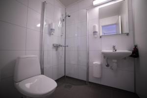 Førde Gjestehus og Camping في فورد: حمام ابيض مع مرحاض ومغسلة