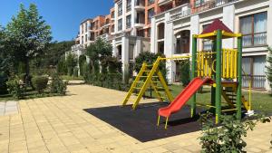 Детска площадка в Bratanov Sea View Apartments