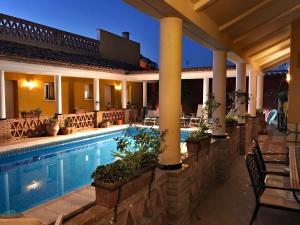 Villa con piscina por la noche en Casa Uno - Your home in the heart of Andalucia, en Córdoba